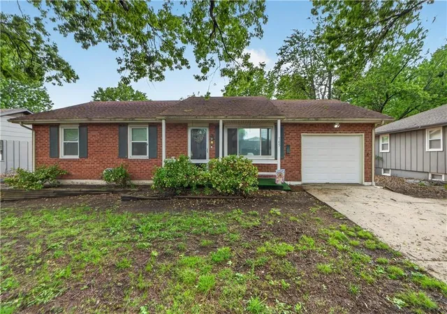 1st image of 705 Ne Darwin St, Lees Summit, MO 64063 | MLS# 2616900