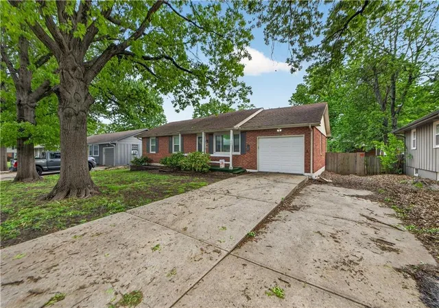 2nd image of 705 Ne Darwin St, Lees Summit, MO 64063 | MLS# 2616900