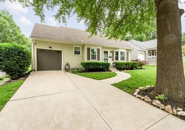 Homes for sale in Roeland Park, KS | 5319 Juniper St, Roeland Park, KS 66205 | MLS# 2616907