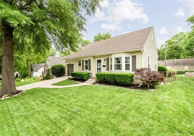 Homes for sale in Roeland Park, KS | 5319 Juniper St, Roeland Park, KS 66205 | MLS# 2616907
