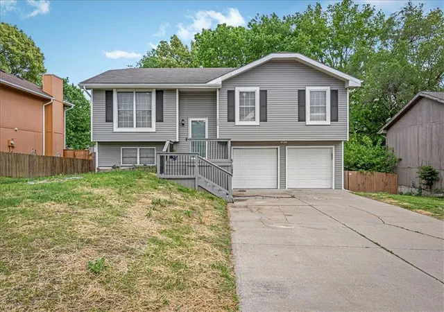 Homes for sale in Lansing, KS | 220 Debra St, Lansing, KS 66043 | MLS# 2616909
