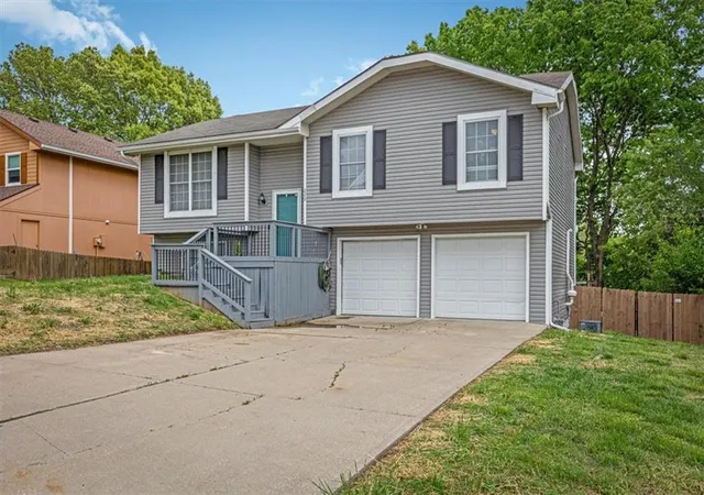 Homes for sale in Lansing, KS | 220 Debra St, Lansing, KS 66043 | MLS# 2616909