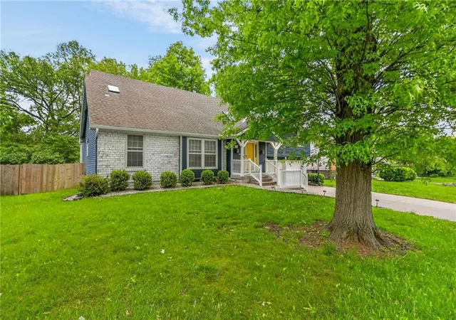 Homes for sale in Gladstone, MO | 7209 N Woodland Ave, Gladstone, MO 64118 | MLS# 2616969