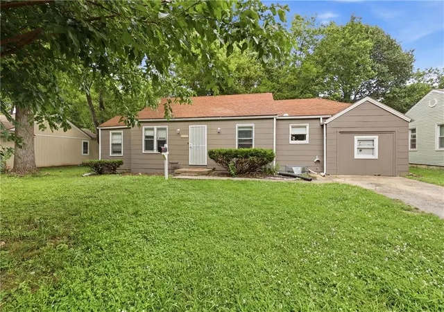1st image of 11217 Applewood Dr, Kansas City, MO 64134 | MLS# 2617016