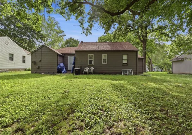 3rd image of 11217 Applewood Dr, Kansas City, MO 64134 | MLS# 2617016
