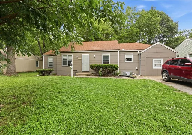4th image of 11217 Applewood Dr, Kansas City, MO 64134 | MLS# 2617016
