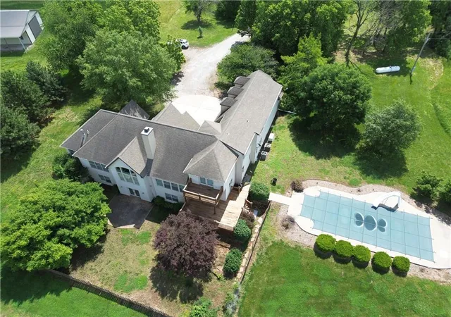 Photo 3 of Sale Pending at 17620 Millwood Rd, Leavenworth, KS 66048 | MLS# 2617038 | Listing updated on 2026-09-27