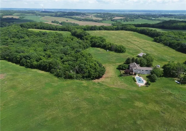 Photo 4 of Sale Pending at 17620 Millwood Rd, Leavenworth, KS 66048 | MLS# 2617038 | Listing updated on 2026-09-27