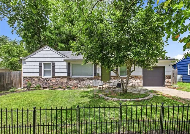 1st image of 5908 E 101st St, Kansas City, MO 64134 | MLS# 2617055