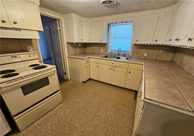 Photo 4 of House for sale at 808 N Emery St, Independence, MO 64050 | MLS# 2617076 | Listing updated on 2026-08-18