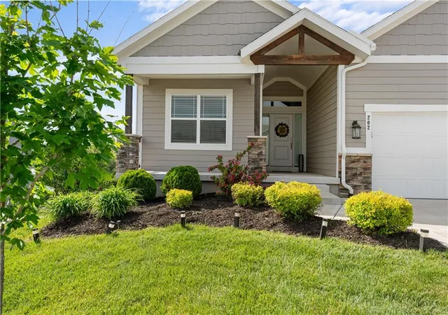 3rd image of 202 Nw Joshua Dr, Lees Summit, MO 64081 | MLS# 2617127