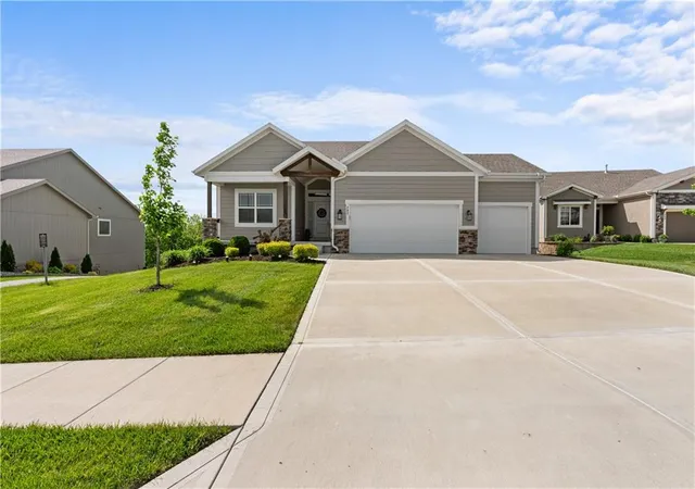2nd image of 202 Nw Joshua Dr, Lees Summit, MO 64081 | MLS# 2617127