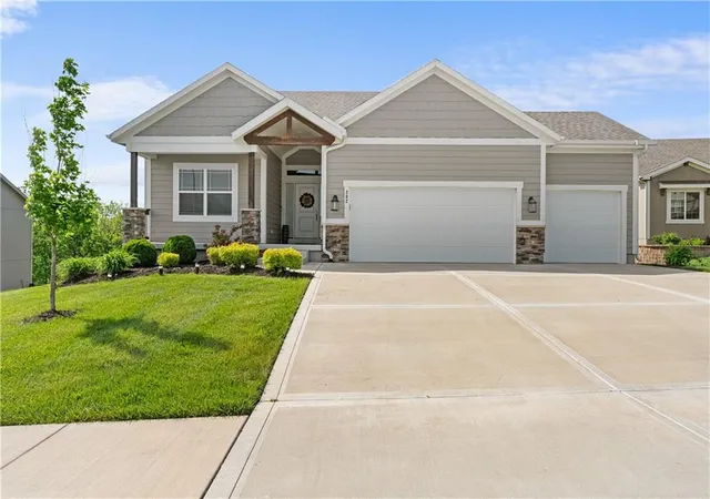 1st image of 202 Nw Joshua Dr, Lees Summit, MO 64081 | MLS# 2617127