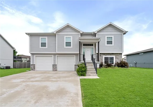 Homes for sale in Pleasant Hill, MO | 1807 Alpine Dr, Pleasant Hill, MO 64080 | MLS# 2617134