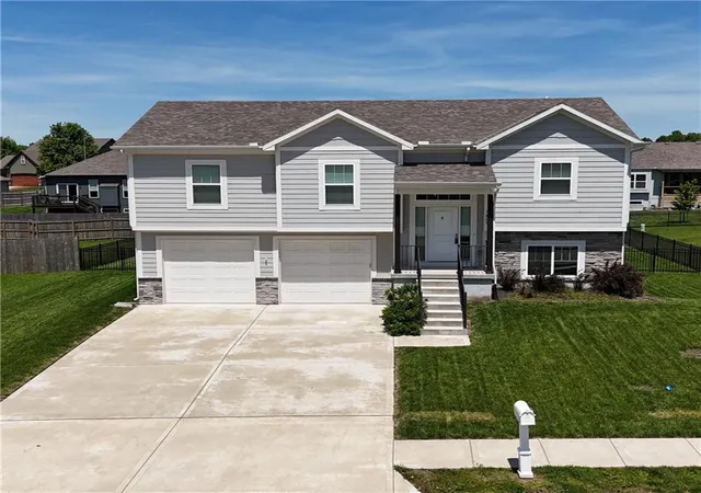 Homes for sale in Pleasant Hill, MO | 1807 Alpine Dr, Pleasant Hill, MO 64080 | MLS# 2617134