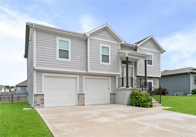 Homes for sale in Pleasant Hill, MO | 1807 Alpine Dr, Pleasant Hill, MO 64080 | MLS# 2617134