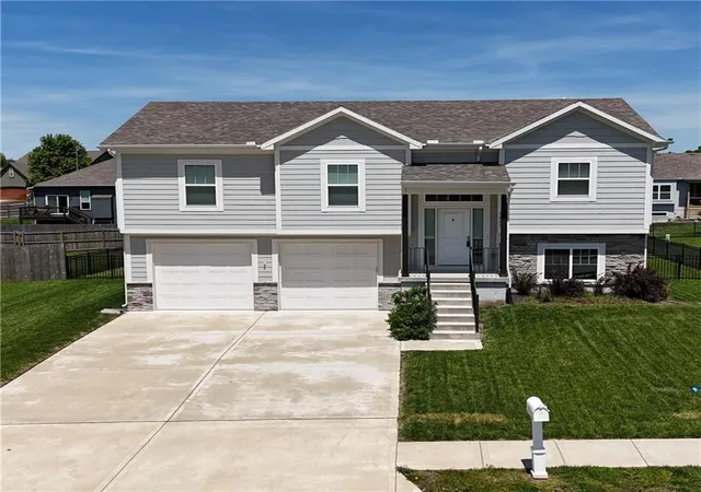 Homes for sale in Pleasant Hill, MO | 1807 Alpine Dr, Pleasant Hill, MO 64080 | MLS# 2617134