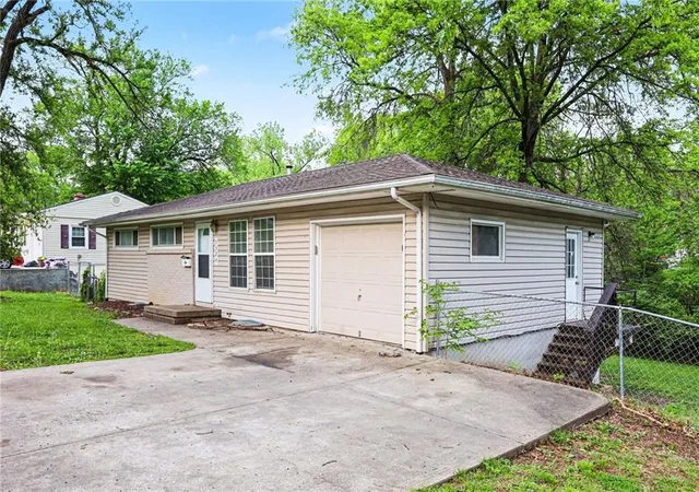 Homes for sale in Raytown, MO | 5324 Hunter St, Raytown, MO 64133 | MLS# 2617150