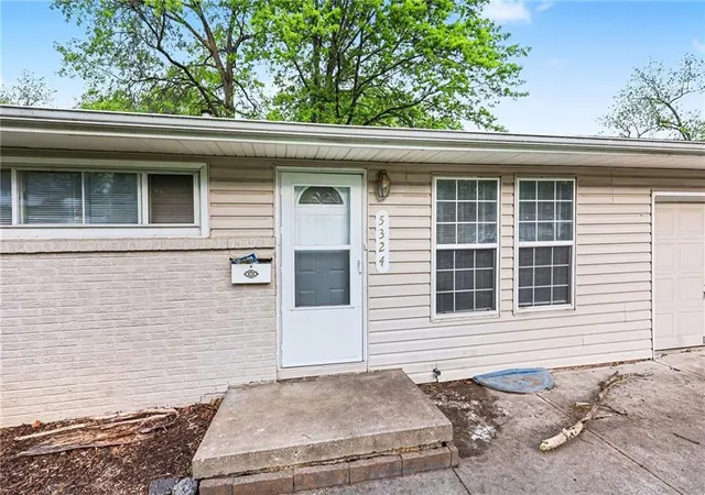 Homes for sale in Raytown, MO | 5324 Hunter St, Raytown, MO 64133 | MLS# 2617150
