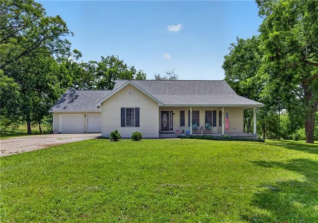 Homes for sale in Nevada, MO | 13830 E Musket Rd, Nevada, MO 64772 | MLS# 2617197