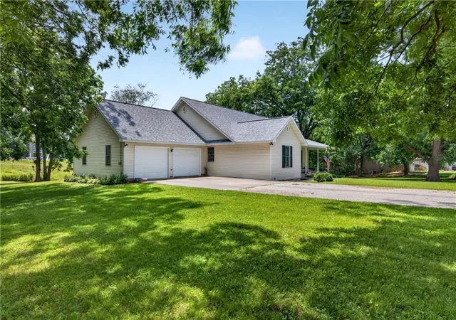 Homes for sale in Nevada, MO | 13830 E Musket Rd, Nevada, MO 64772 | MLS# 2617197