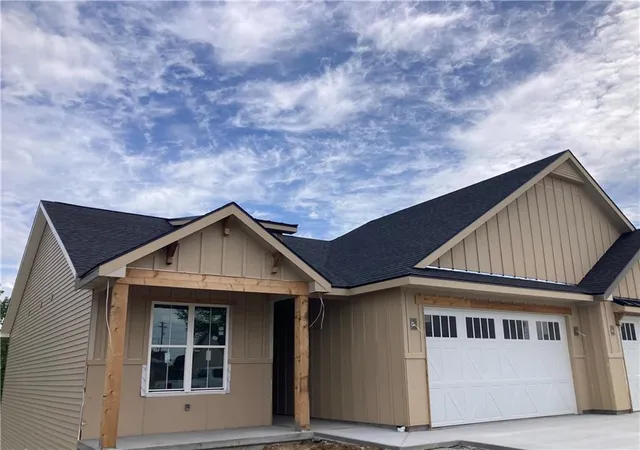 1st image of 1405 Country Ct, Saint Joseph, MO 64506 | MLS# 2617201
