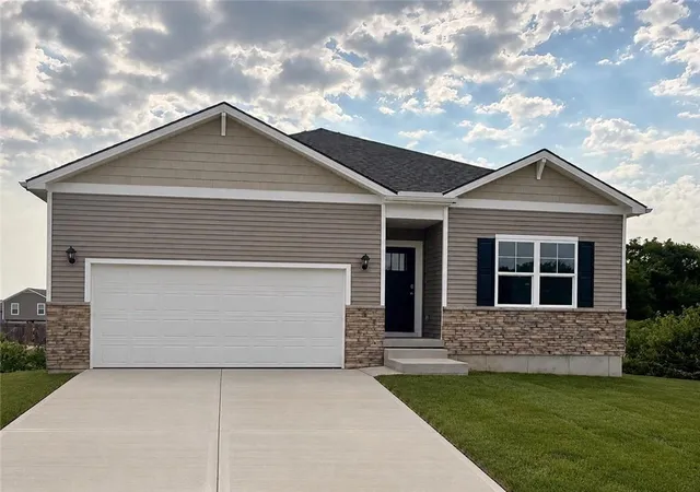 Photo 1 of Sale Pending at 725 Fallen Leaf Dr, Belton, MO 64012 | MLS# 2617253 | Listing updated on 2026-08-29