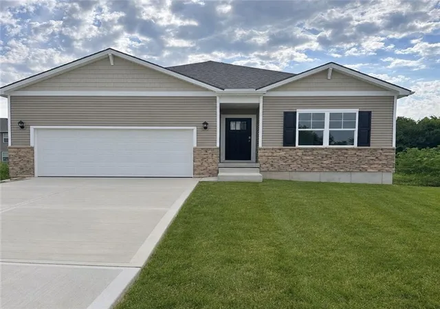 Photo 2 of Sale Pending at 725 Fallen Leaf Dr, Belton, MO 64012 | MLS# 2617253 | Listing updated on 2026-08-29