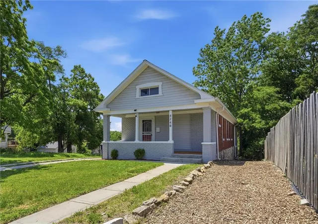 2nd image of 4240 Highland Ave, Kansas City, MO 64110 | MLS# 2617263