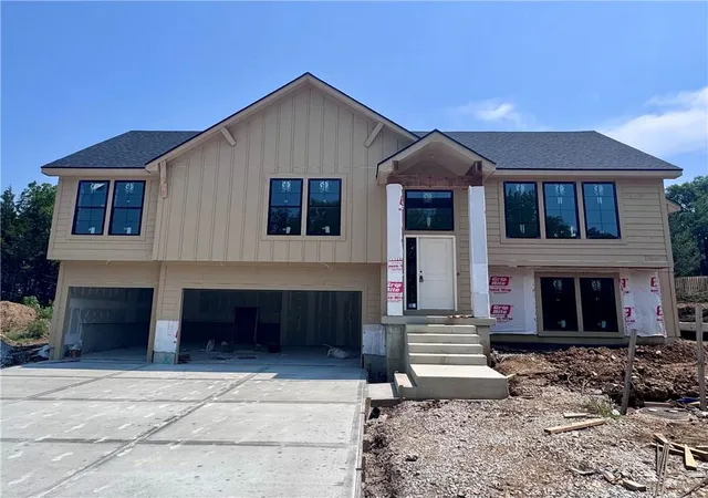 4th image of 8485 Eagle Crk Dr, De Soto, KS 66018 | MLS# 2617335