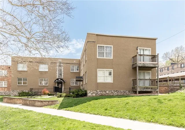 2nd image of 4526 Roanoke Pkwy, Kansas City, MO 64111