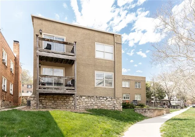 18th image of 4526 Roanoke Pkwy #A, Kansas City, MO 64111 | MLS# 2617399