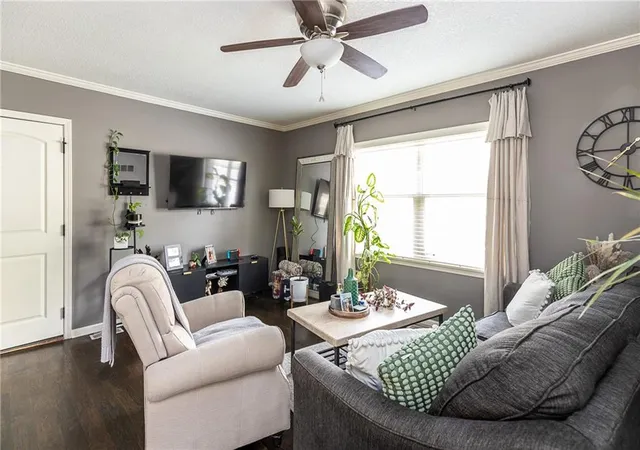 3rd image of 4526 Roanoke Pkwy #A, Kansas City, MO 64111 | MLS# 2617399