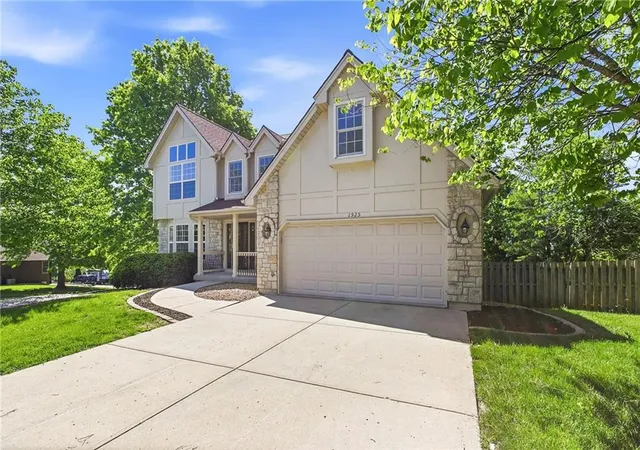 Photo 3 of Sale Pending at 1925 Meadowlane St, Kearney, MO 64060 | MLS# 2617429 | Listing updated on 2026-08-07