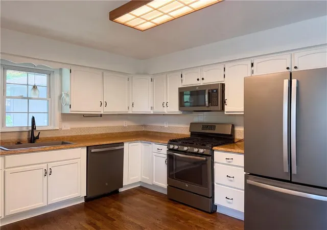 Photo 2 of Single family home for sale at 1913 Grant Cir, Blue Springs, MO 64014 | MLS# 2617559 | Listing updated on 2026-09-24