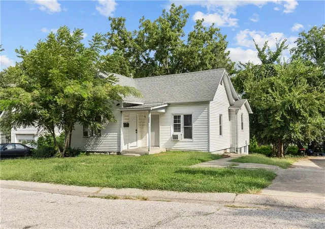 1st image of 417 Jackson St, Warrensburg, MO 64093 | MLS# 2617560