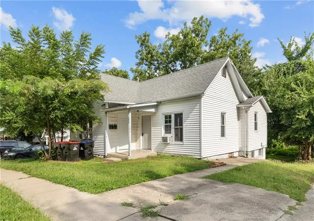 2nd image of 417 Jackson St, Warrensburg, MO 64093 | MLS# 2617560