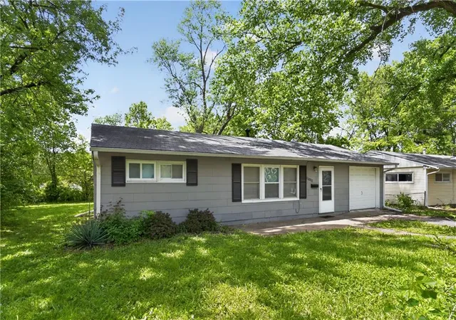 2nd image of 11012 Cambridge Ave, Kansas City, MO 64134 | MLS# 2617575