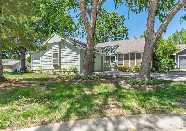 2nd image of 8266 Monrovia St, Lenexa, KS 66215 | MLS# 2617680