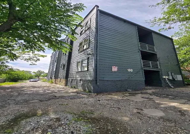 Listing Photo 2 - Condo for sale in building located at 3300 E Linwood Blvd, Kansas City, MO 64128 - Unit #