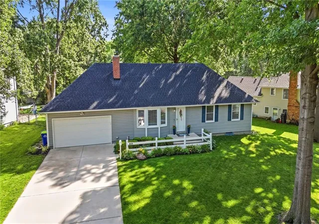 2nd image of 8839 Newton Dr, Overland Park, KS 66212 | MLS# 2617821
