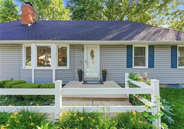 3rd image of 8839 Newton Dr, Overland Park, KS 66212 | MLS# 2617821