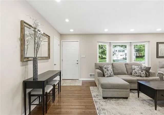 4th image of 8839 Newton Dr, Overland Park, KS 66212 | MLS# 2617821