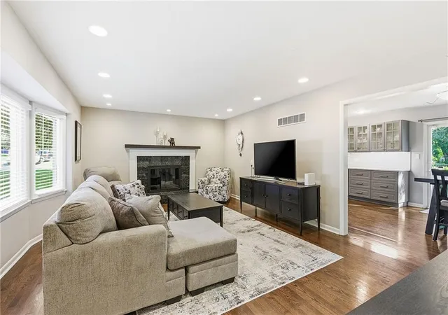 5th image of 8839 Newton Dr, Overland Park, KS 66212 | MLS# 2617821