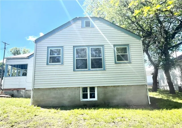 Photo 3 of Single family home for sale at 227 S Lynn St, Nevada, MO 64772 | MLS# 2617918 | Listing updated on 2026-10-01
