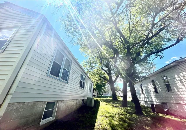 Photo 3 of Single family home for sale at 227 S Lynn St, Nevada, MO 64772 | MLS# 2617918 | Listing updated on 2026-10-01