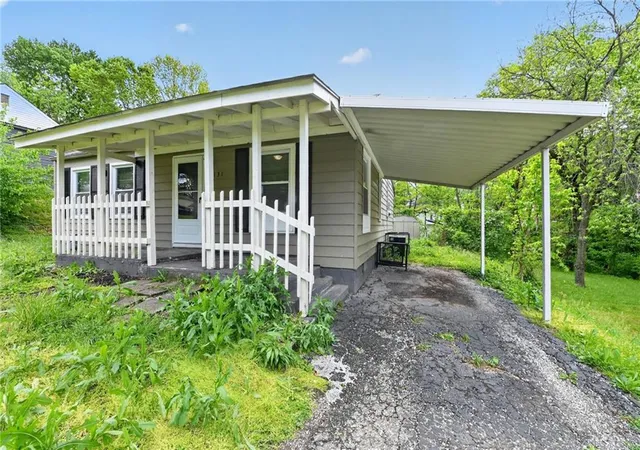 Photo 4 of Sale Pending at 5131 Oakland Ave, Kansas City, KS 66102 | MLS# 2618002 | Listing updated on 2026-08-24