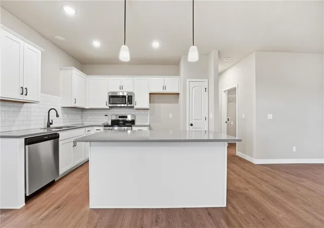 4th image of 12427 S Redwood St, Lees Summit, MO 64086 | MLS# 2618061