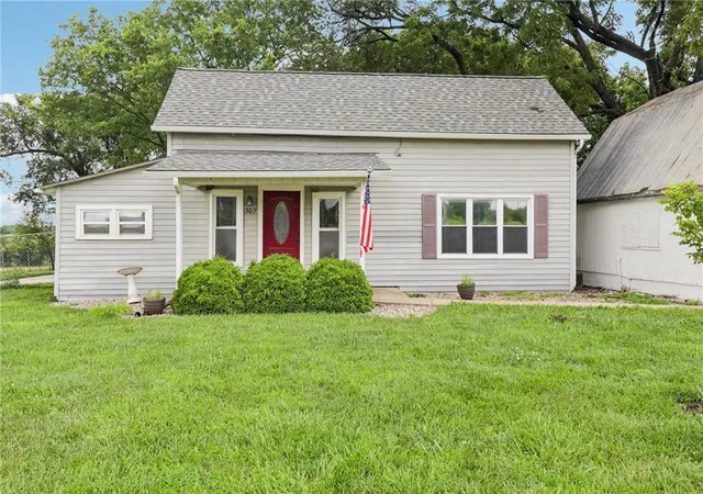 Homes for sale in Baldwin City, KS | 307 E 1100 Rd, Baldwin City, KS 66006 | MLS# 2618099