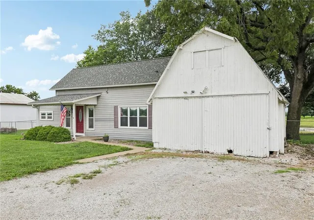 Homes for sale in Baldwin City, KS | 307 E 1100 Rd, Baldwin City, KS 66006 | MLS# 2618099